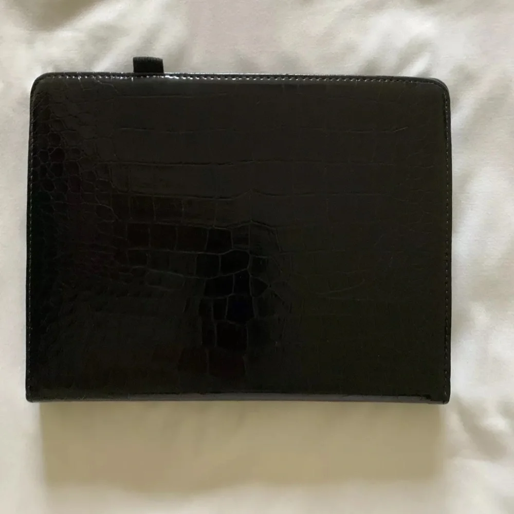 Apple Ipad 2nd Generation 16 GB Black with Bluetooth Keyboard Faux Croc Case